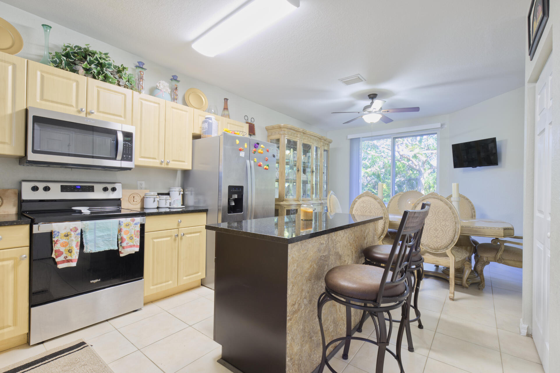 1934 Alamanda Way Riviera Beach, FL 33404 - Photo 6 of 20 Kitchen