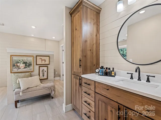 a en suite bathroom with a double vanity sink and a mirror