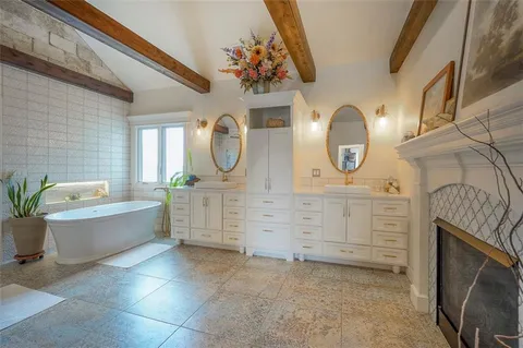 $1,100,000 | 4512 Iron Horse Drive, Leawood, KS 66224