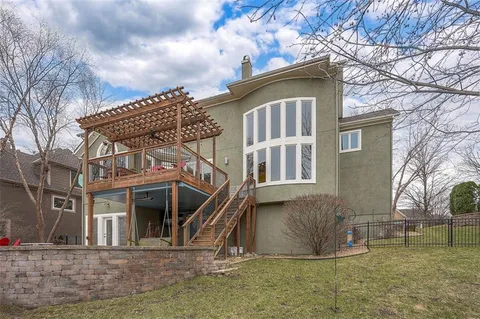 $1,100,000 | 4512 Iron Horse Drive, Leawood, KS 66224