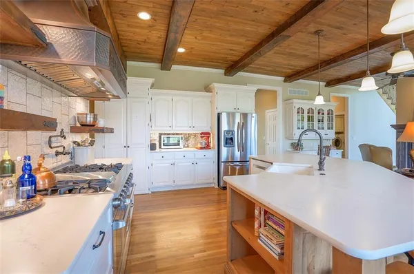 $1,000,000 | 4512 Iron Horse Drive, Leawood, KS 66224
