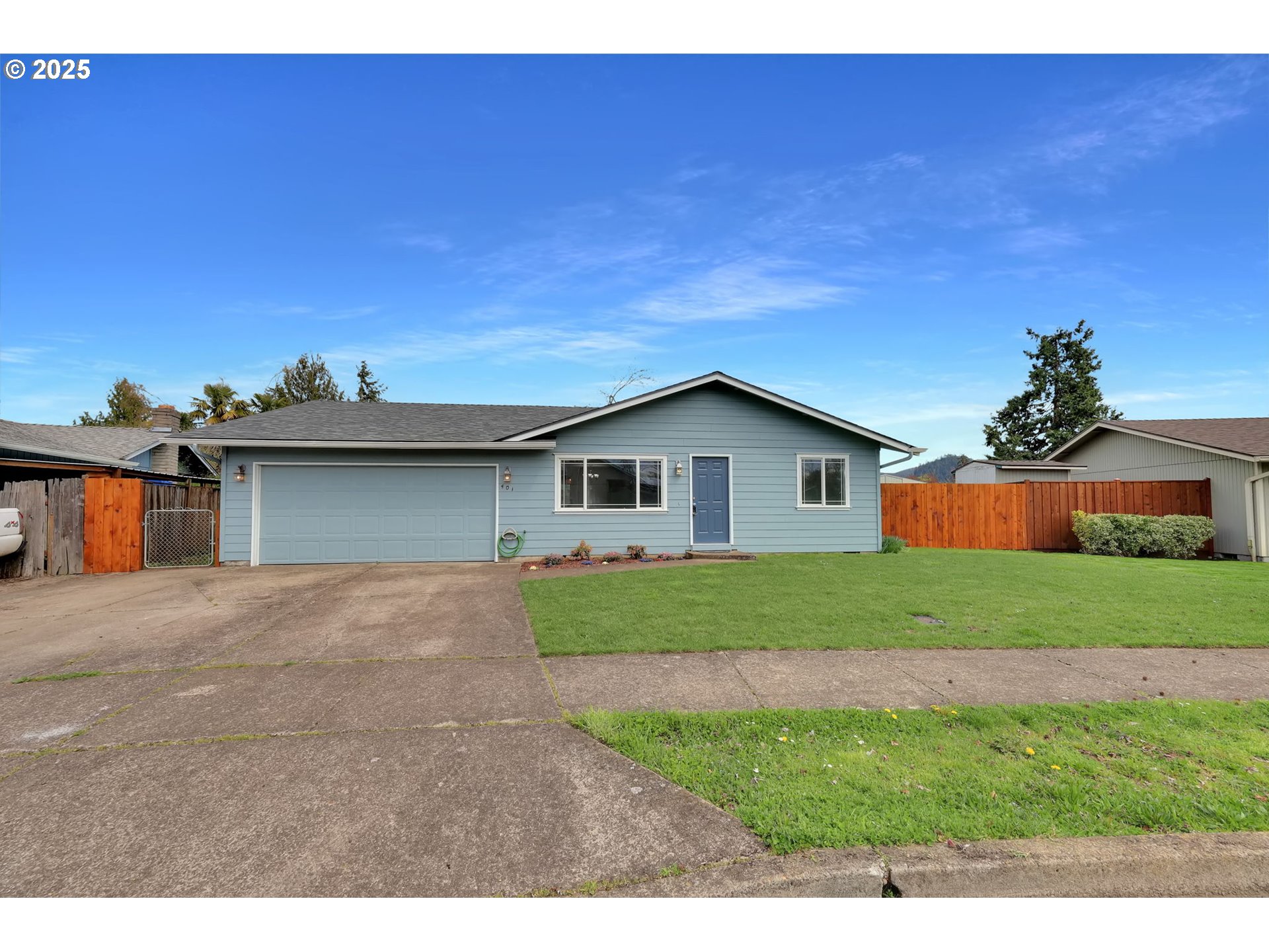 401 49th State Loop Springfield, OR 97478 - Photo 2 of 43
