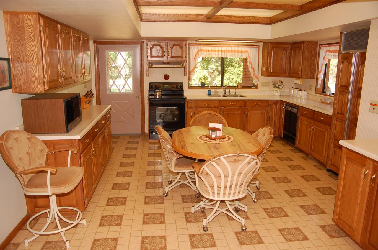 6686 Ridge Road Pine, AZ 85544 - Photo 5 of 9 Kitchen