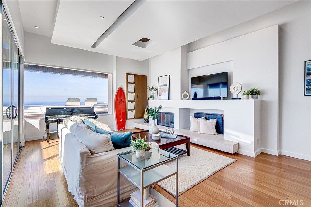 4321 Crest Drive Manhattan Beach, CA 90266 - Photo 19 of 37 a living room with furniture and a wooden floor