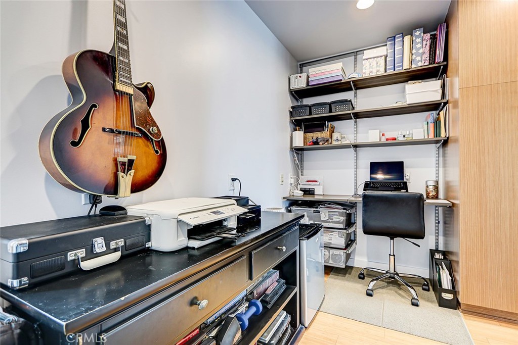 4321 Crest Drive Manhattan Beach, CA 90266 - Photo 22 of 37 a room with furniture and a book shelf