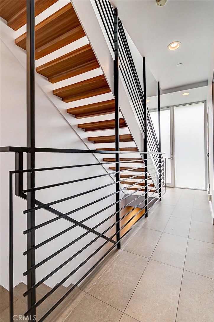 4321 Crest Drive Manhattan Beach, CA 90266 - Photo 24 of 37 a view of entryway