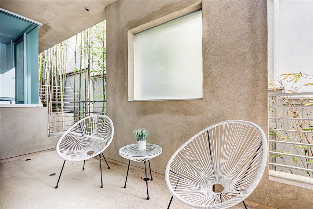 4321 Crest Drive Manhattan Beach, CA 90266 - Photo 29 of 37 a view of a livingroom with furniture