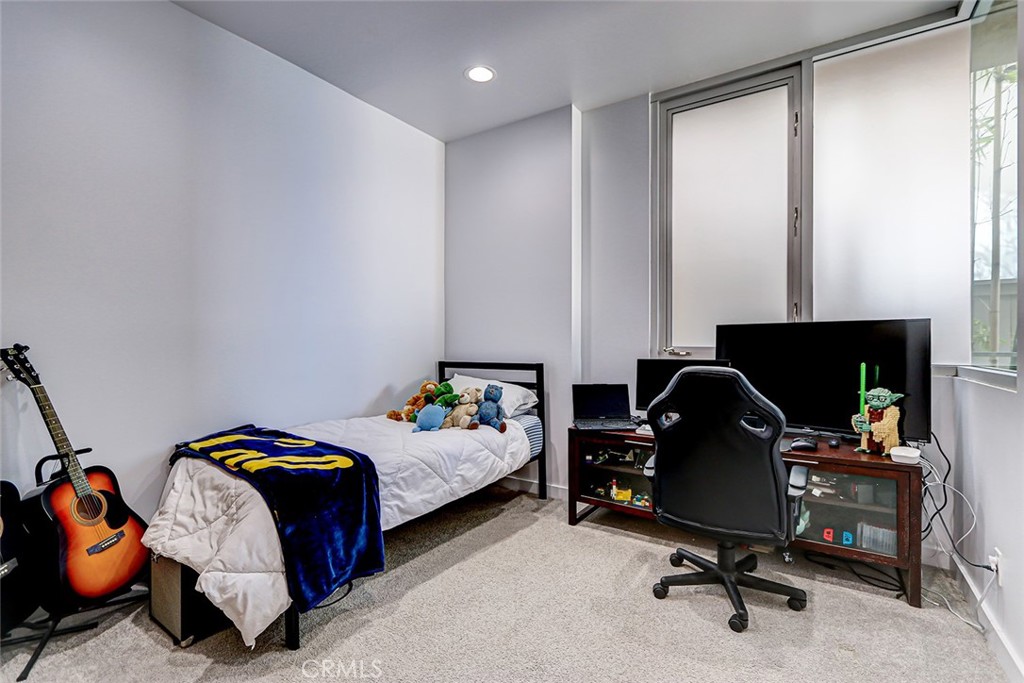 4321 Crest Drive Manhattan Beach, CA 90266 - Photo 33 of 37 a bedroom with a bed and a desk