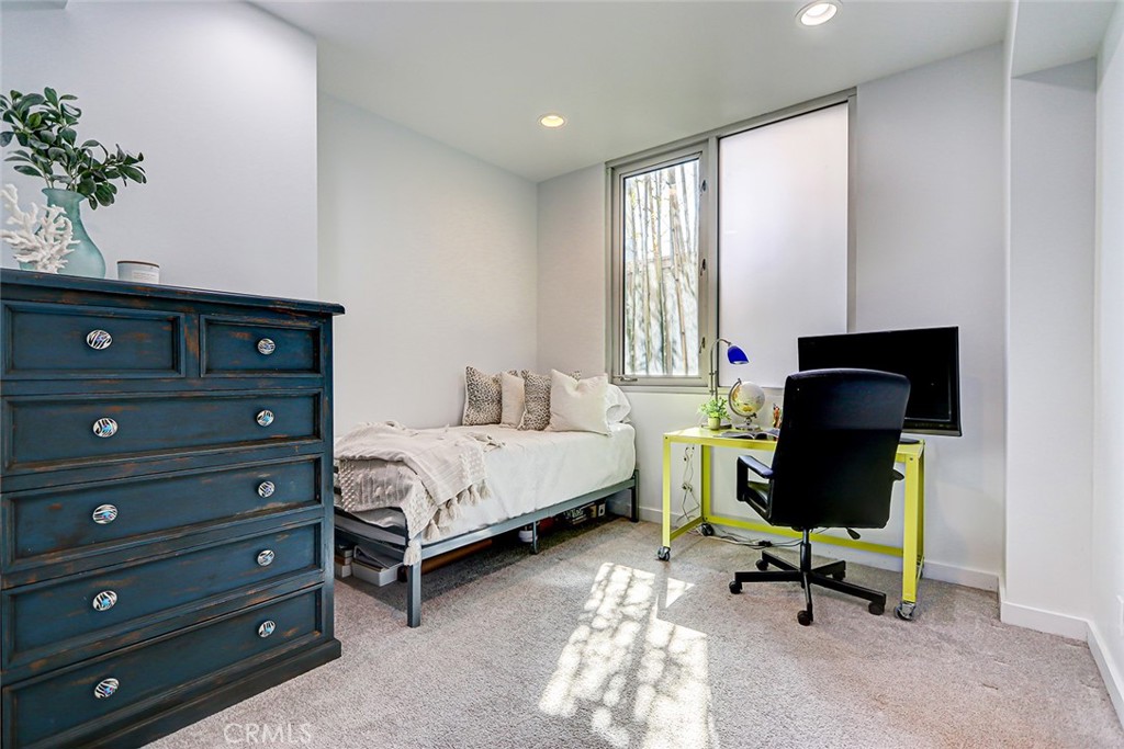 4321 Crest Drive Manhattan Beach, CA 90266 - Photo 35 of 37 a bedroom with a bed and a potted plant