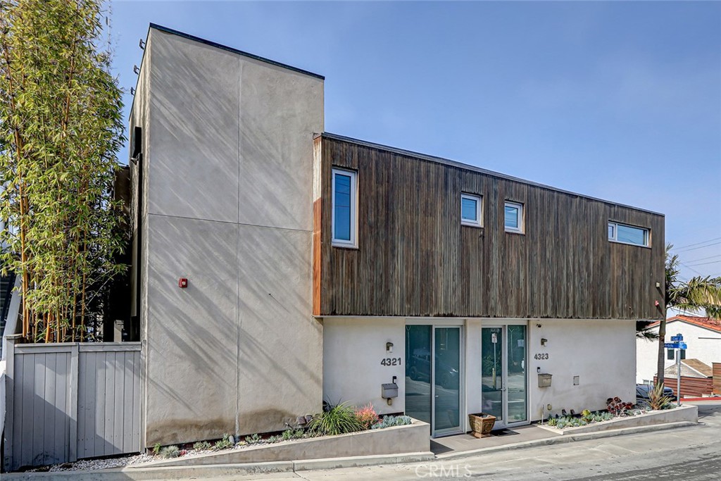 4321 Crest Drive Manhattan Beach, CA 90266 - Photo 37 of 37 a street sign that is on a pole