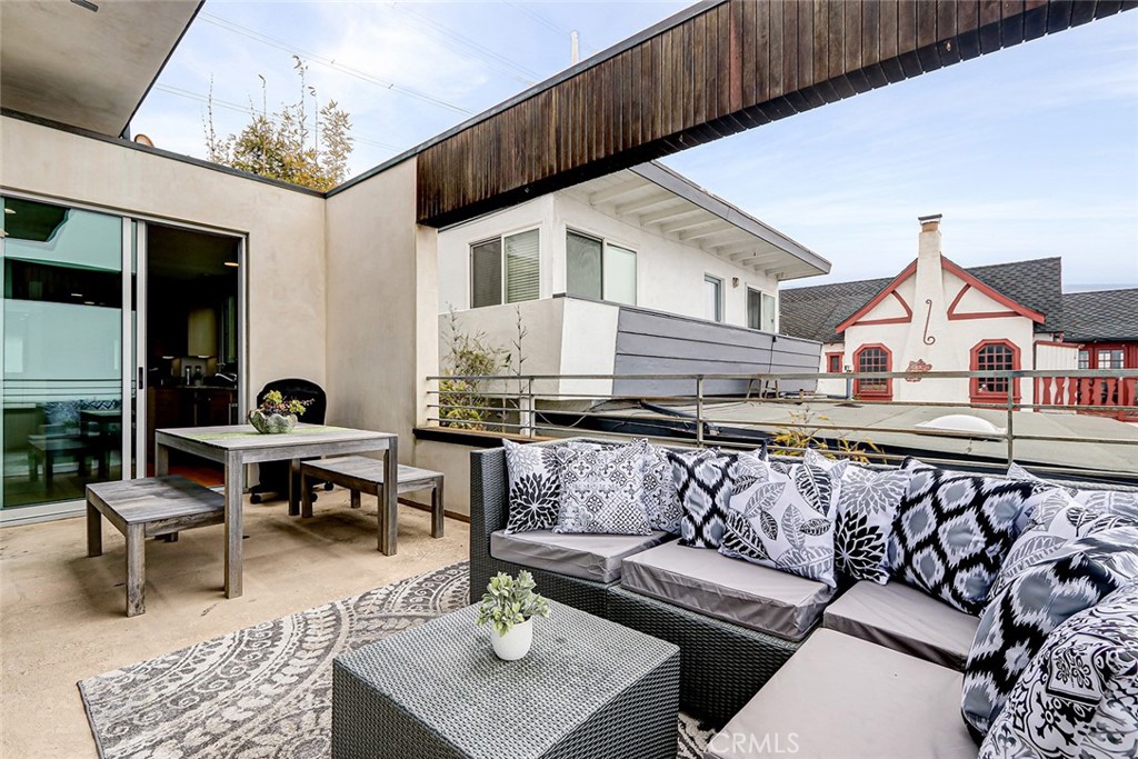 4321 Crest Drive Manhattan Beach, CA 90266 - Photo 9 of 37 a living room with furniture and a rug