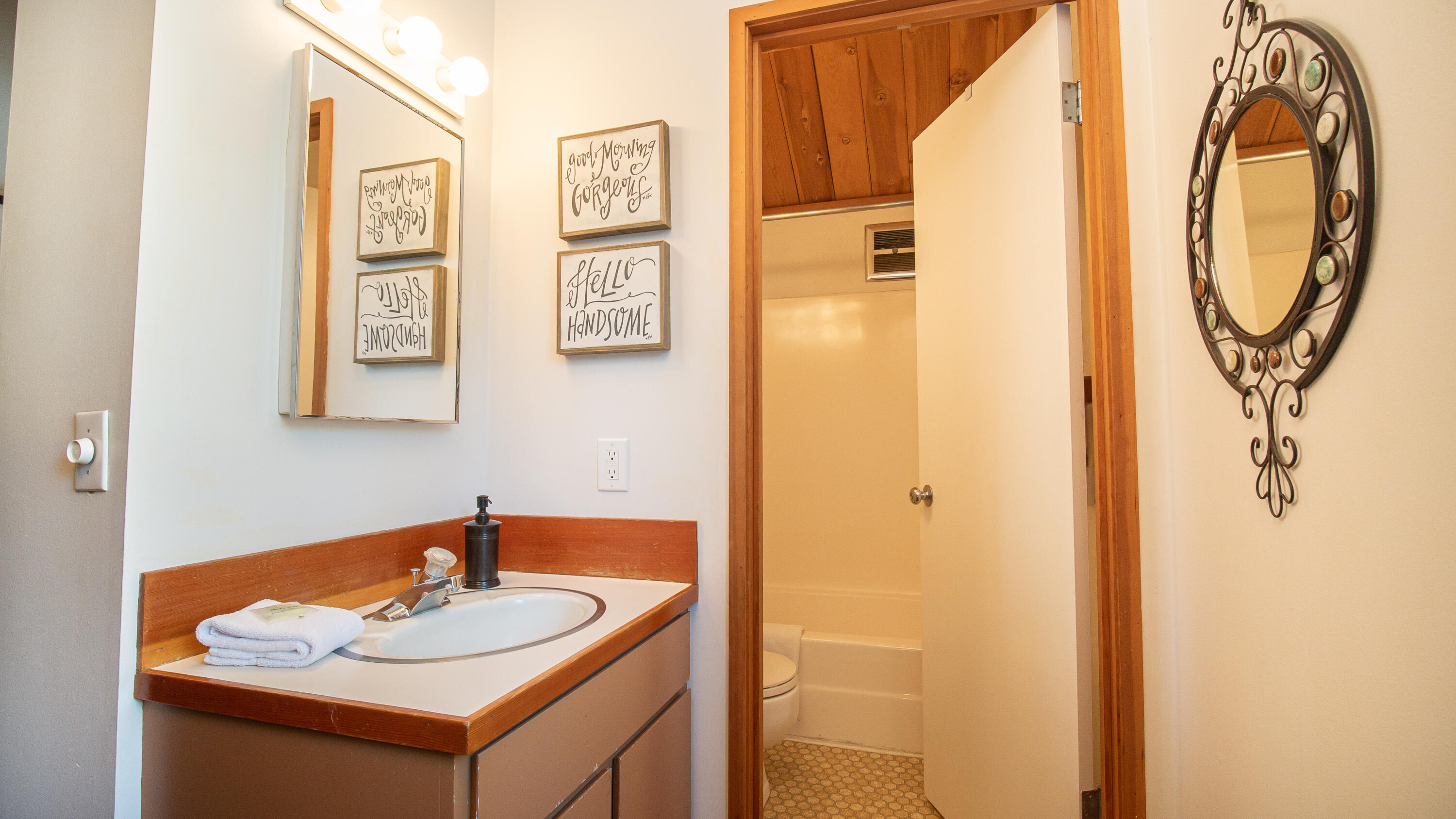 57488-27 Ranch Cabin Road, Unit 27 Sunriver, OR 97707 - Photo 16 of 29 Upstairs Vanity