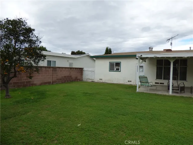 a view of a house with a backyard