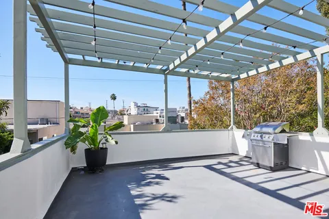 a view of entryway with a front door