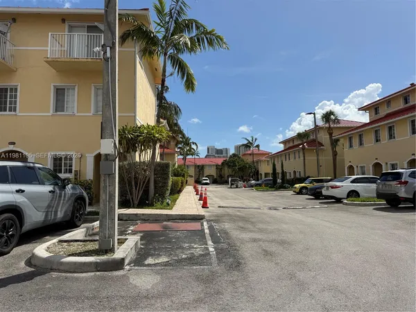 $2,600 | 2032 Northeast 167th Street, Unit 3136, North Miami Beach, FL 33162