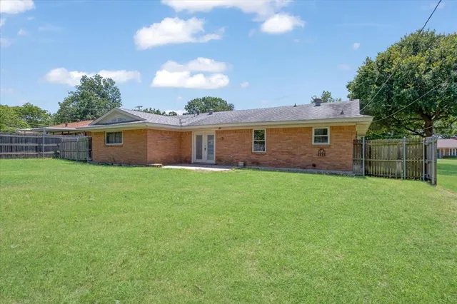 a view of a house with a backyard
