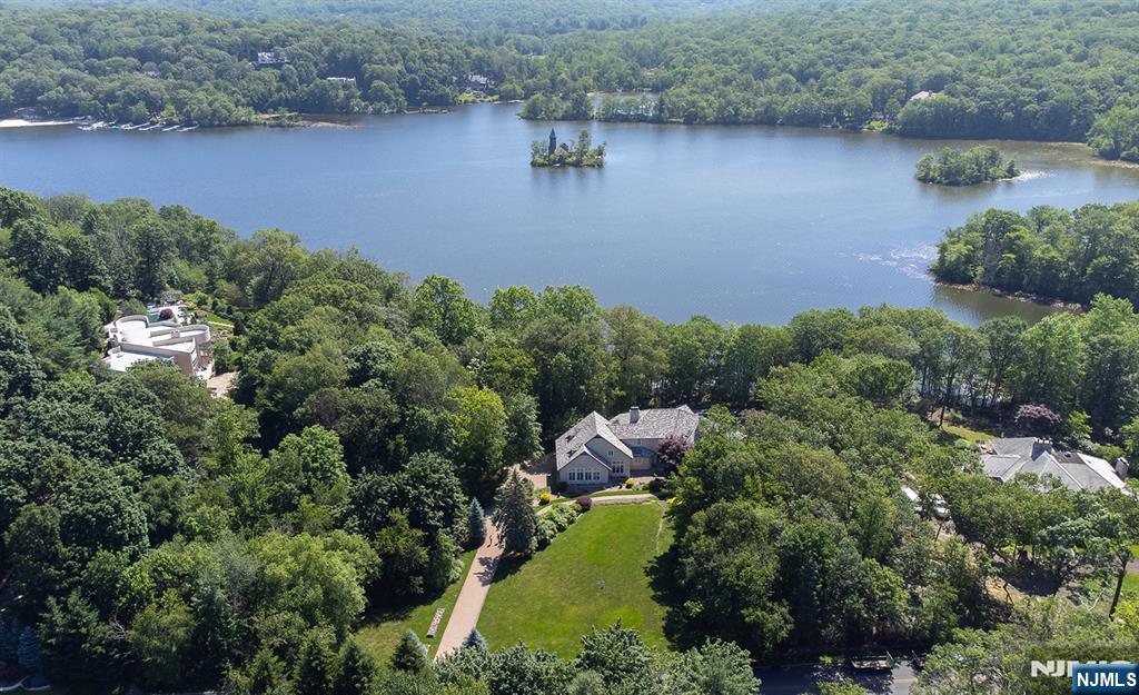 801 Shore Drive Butler, NJ 07405 - Photo 3 of 50