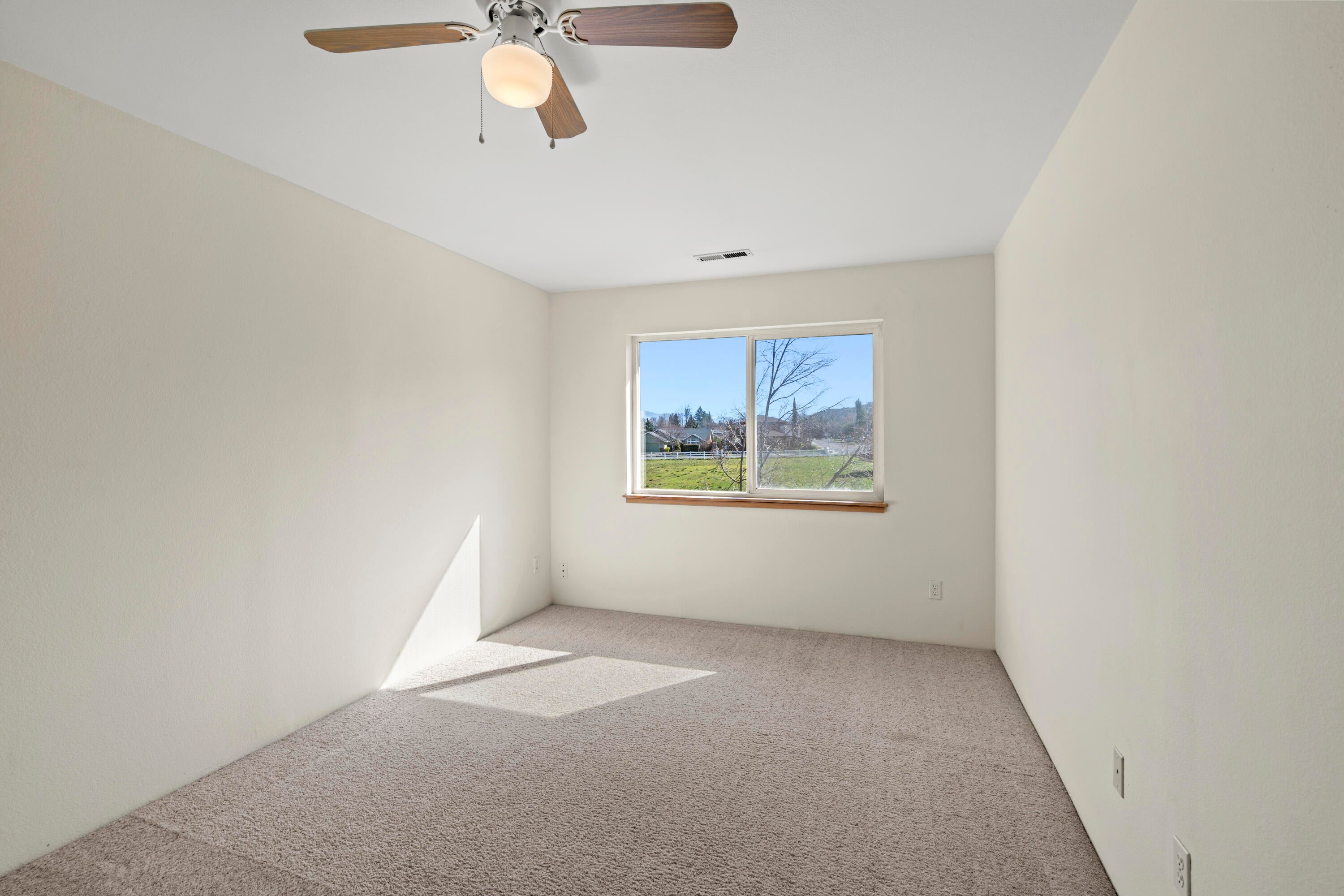 490 Tulipan Way Talent, OR 97540 - Photo 27 of 44 490 tulipan way - 19