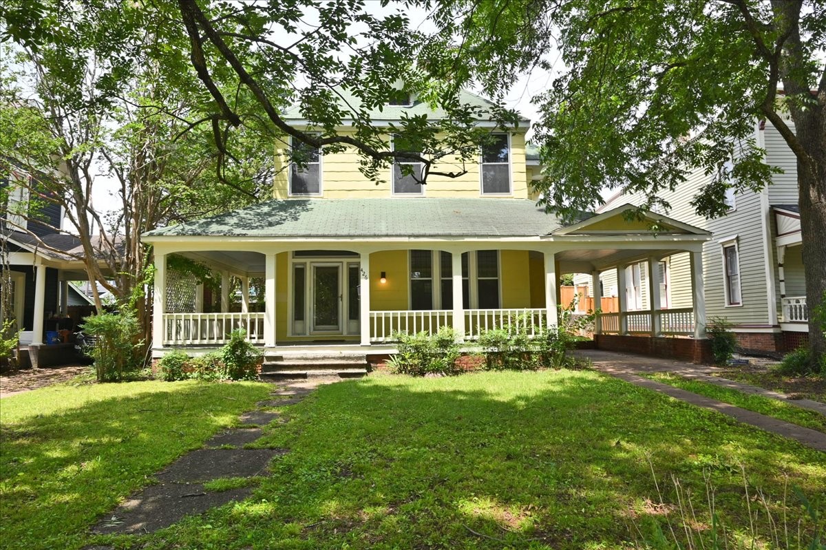 426 Sherman Street Southeast Decatur, AL 35601 - Photo 1 of 41 front view of a house with a yard