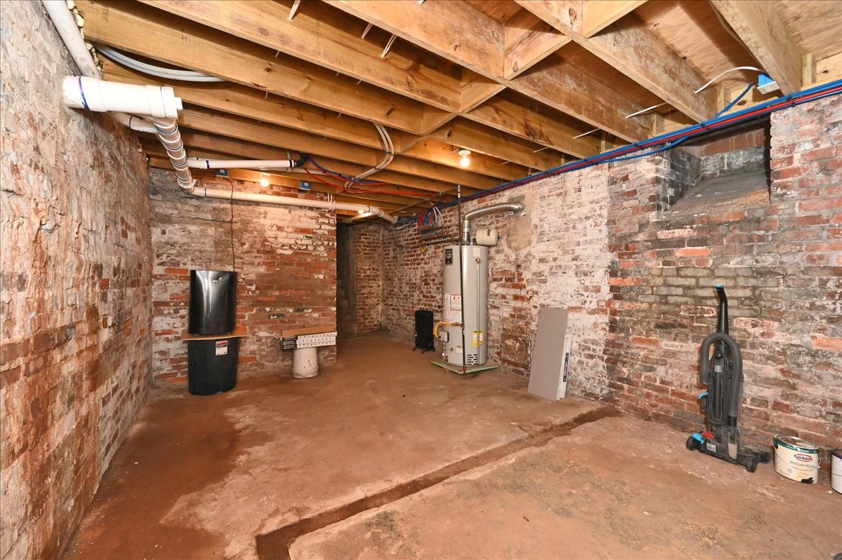 426 Sherman Street Southeast Decatur, AL 35601 - Photo 32 of 41 a view of empty room with air conditioner