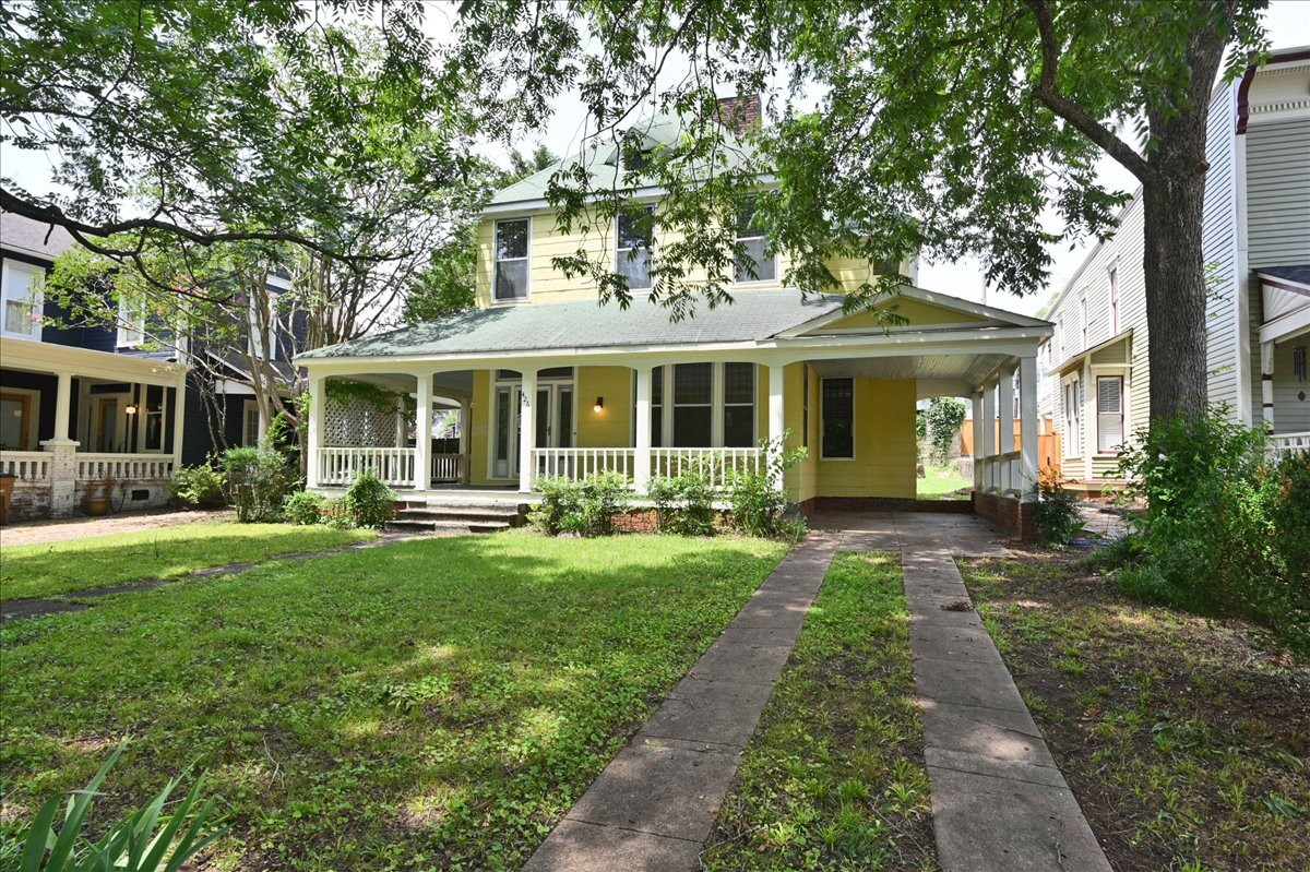426 Sherman Street Southeast Decatur, AL 35601 - Photo 38 of 41 a front view of a house with yard patio and green space