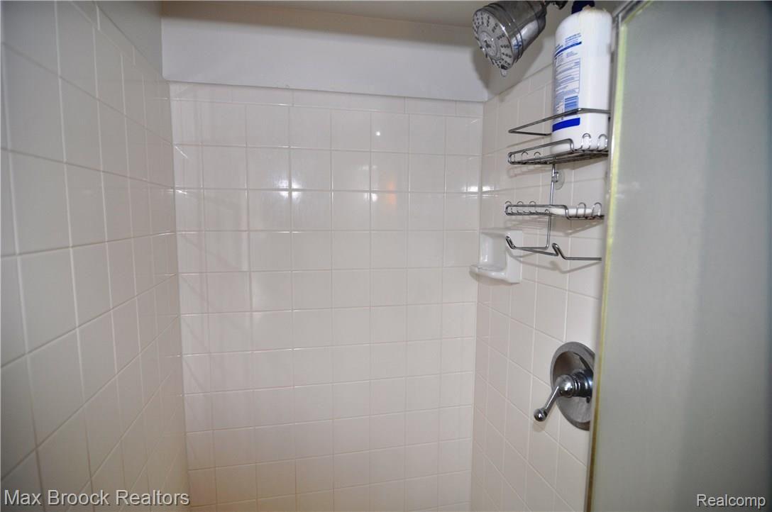68 Foxboro Drive Rochester, MI 48309 - Photo 19 of 35 DSC_0147.JPG