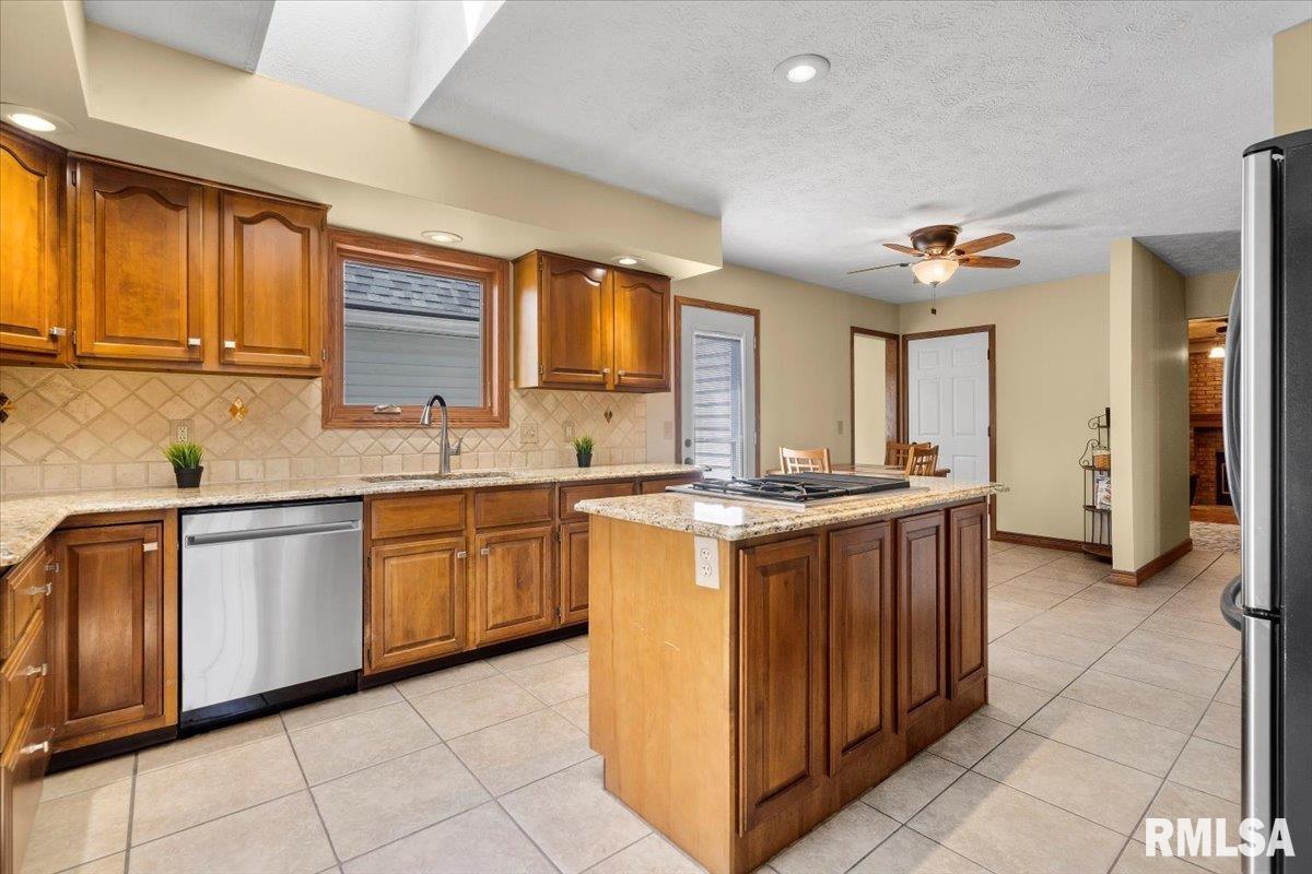 2220 Wynnewood Road Bettendorf, IA 52722 - Photo 11 of 53 Gallery Image 11