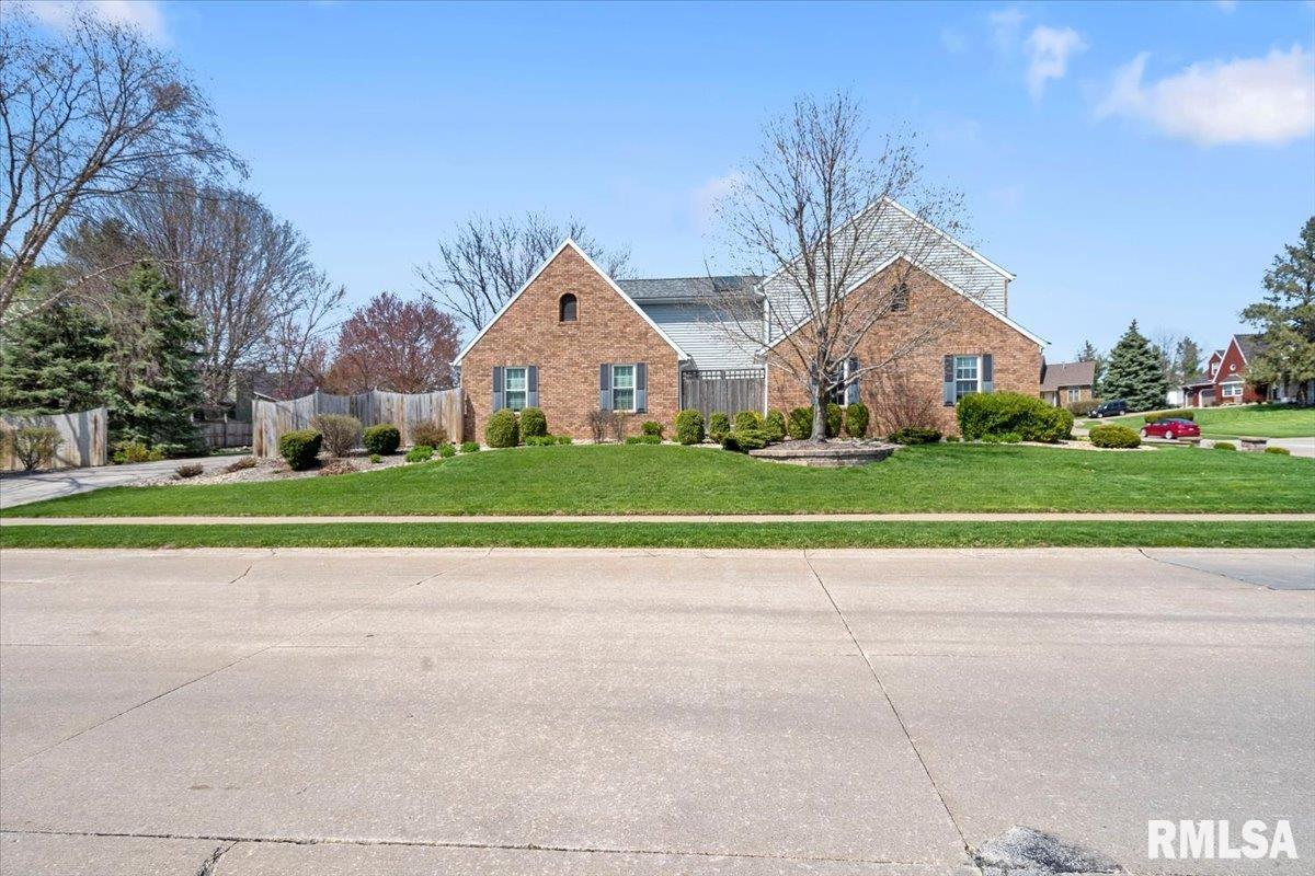 2220 Wynnewood Road Bettendorf, IA 52722 - Photo 3 of 53 Gallery Image 3