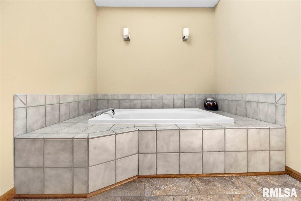 2220 Wynnewood Road Bettendorf, IA 52722 - Photo 34 of 53 Gallery Image 34