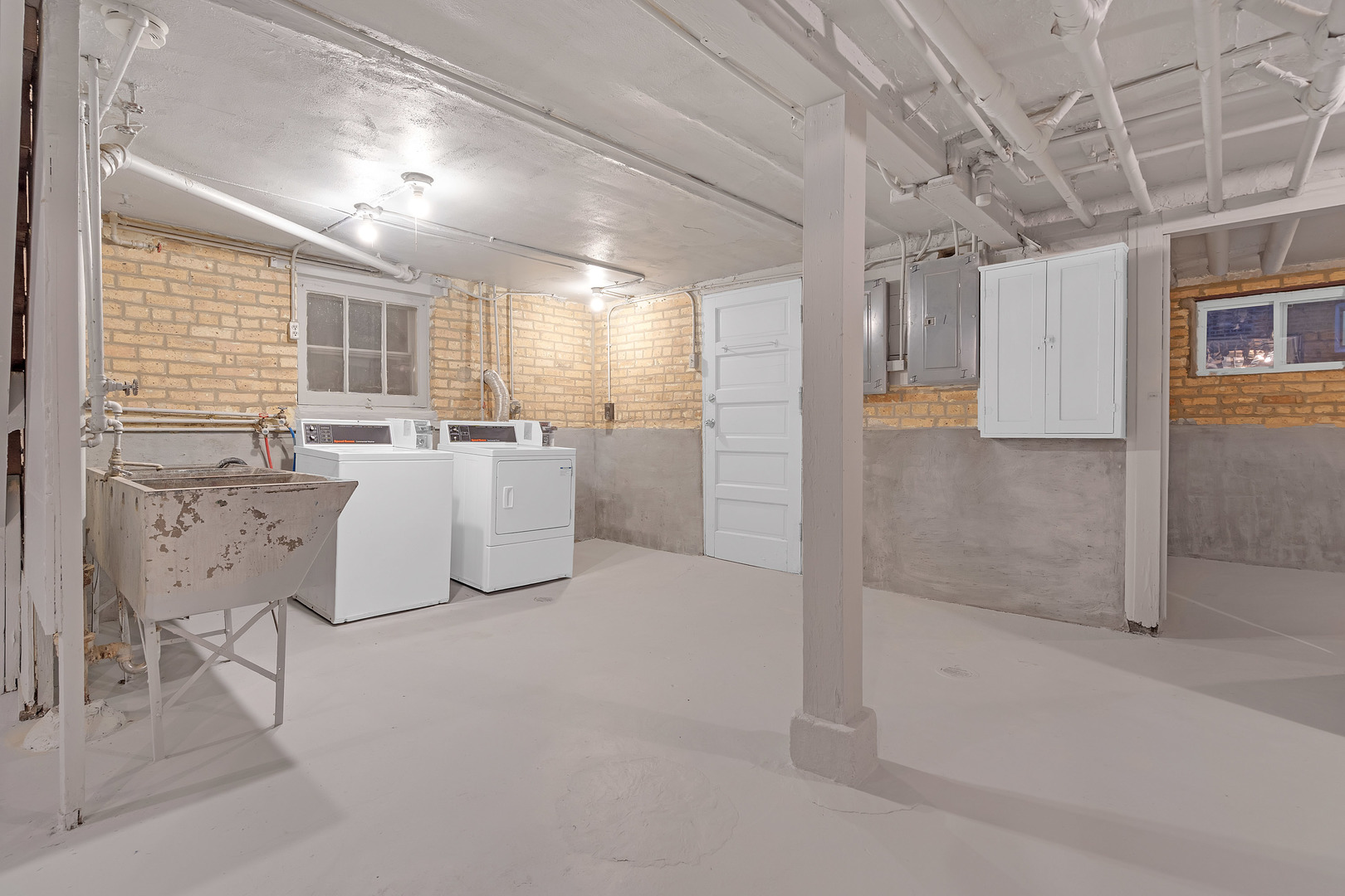 6138 North Meade Avenue Chicago, IL 60646 - Photo 28 of 32 a room with a table and chairs