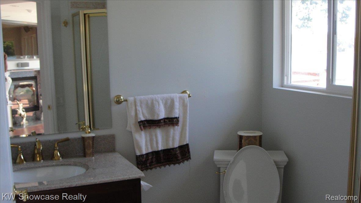3945 Pitt Road Waterford, MI 48328 - Photo 7 of 24 Updated Main Floor Bath