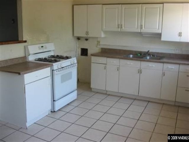 1450 Castle Way Reno, NV 89512 - Photo 3 of 4 a kitchen with cabinets and appliances