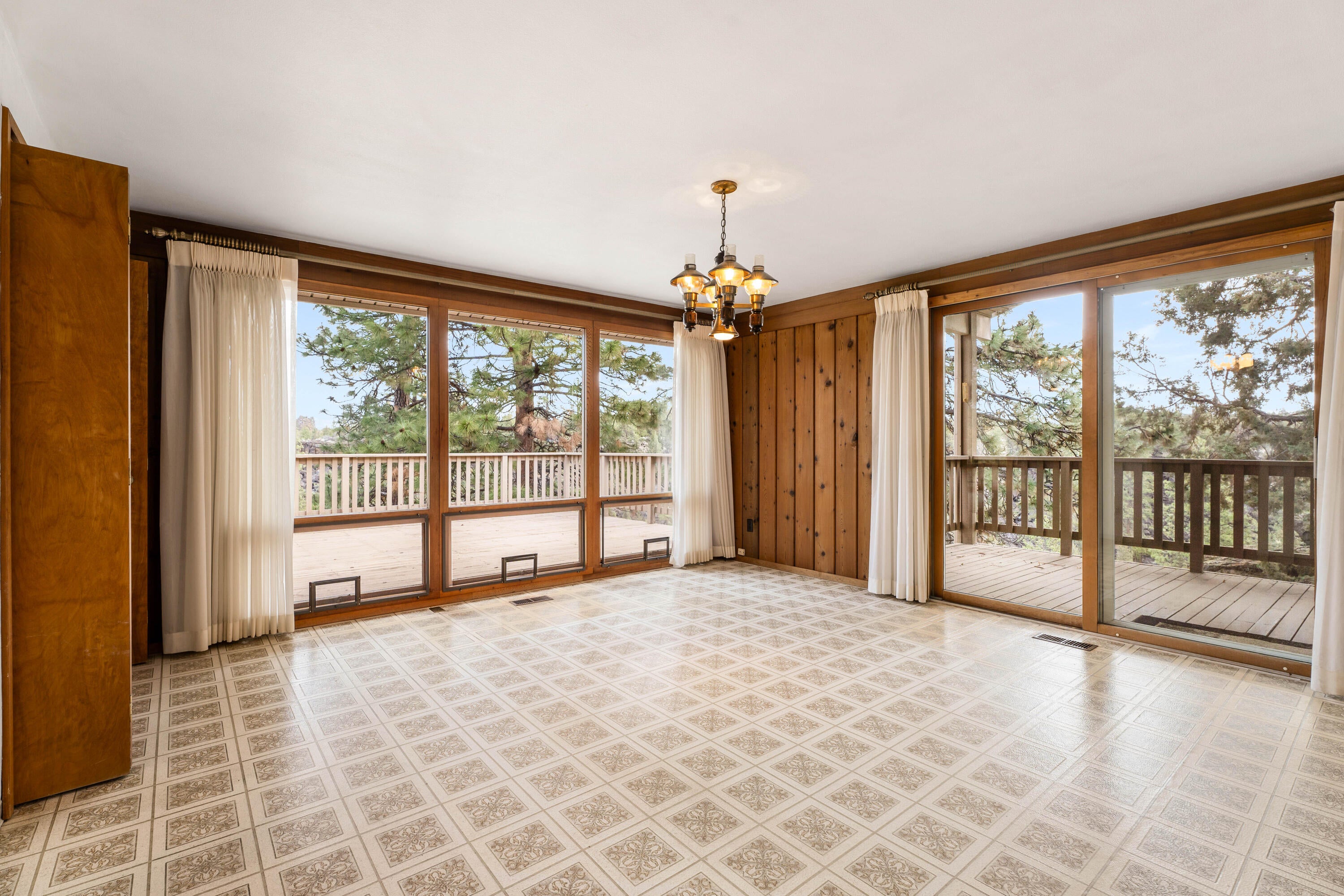 1670 Northwest Putnam Road Bend, OR 97703 - Photo 11 of 40 20-Dining Room