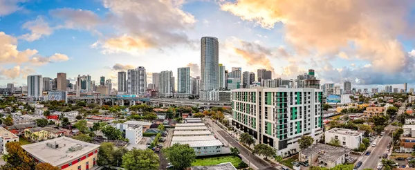 $2,995 | 450 Southwest 5th Street, Unit 401, Miami, FL 33130