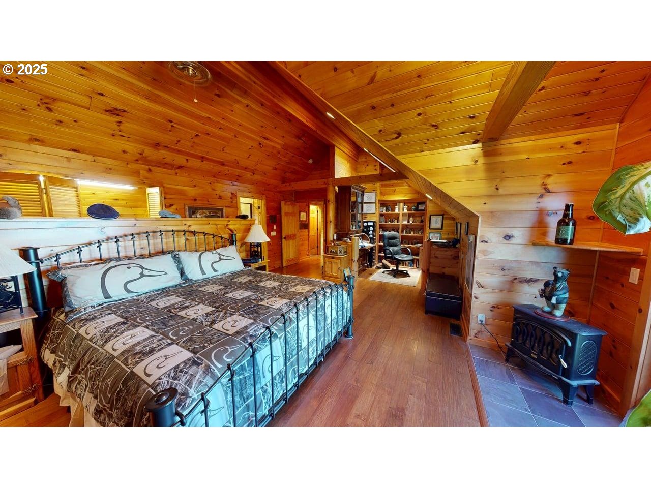 27217 Eighty Acres Road Gold Beach, OR 97444 - Photo 18 of 41 Owner's Suite Bedroom