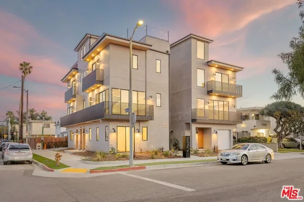 a building that has a lots of windows on it