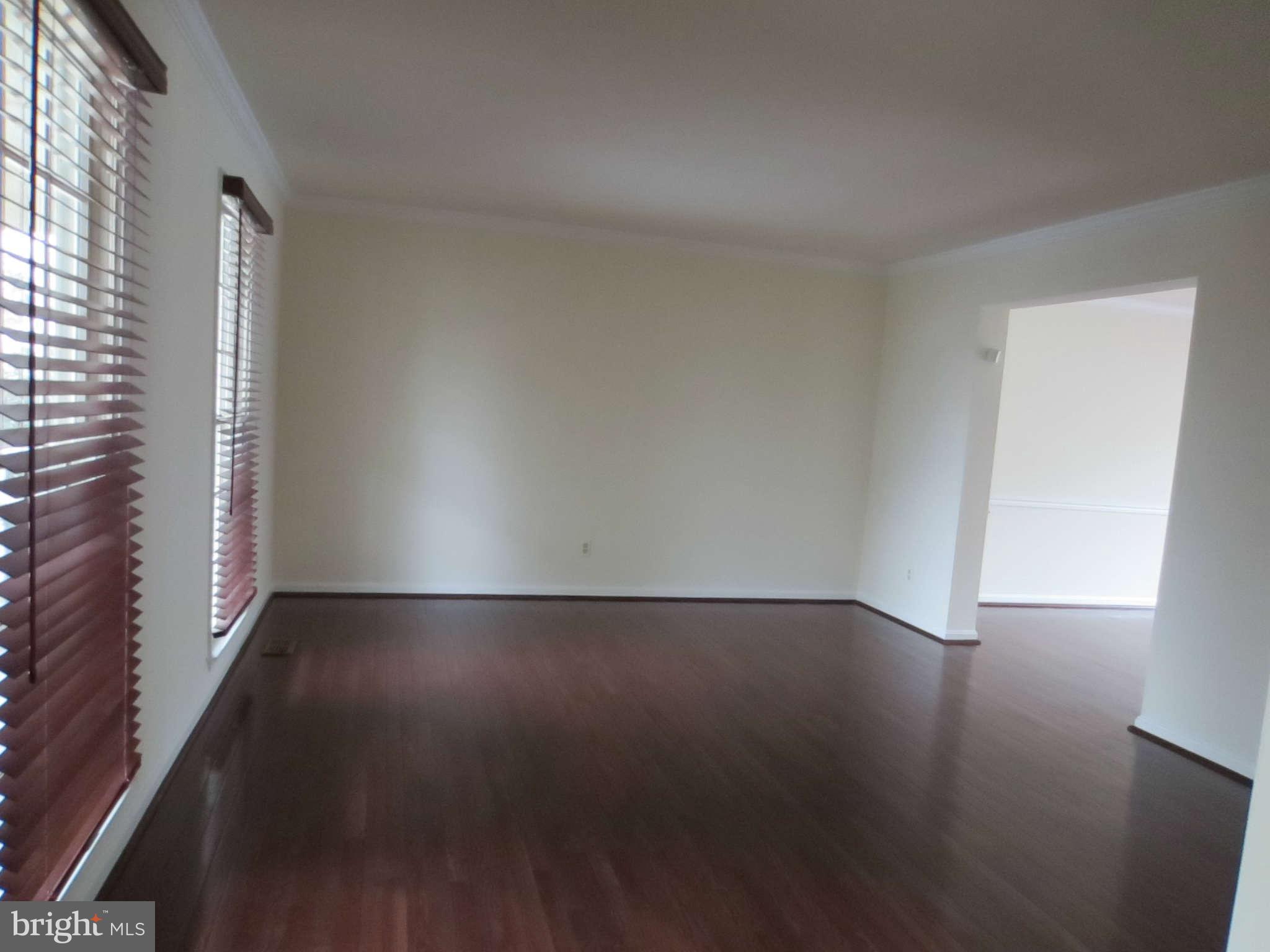 10 Burns Road Stafford, VA 22554 - Photo 3 of 30 Spacious living room opens to dining room