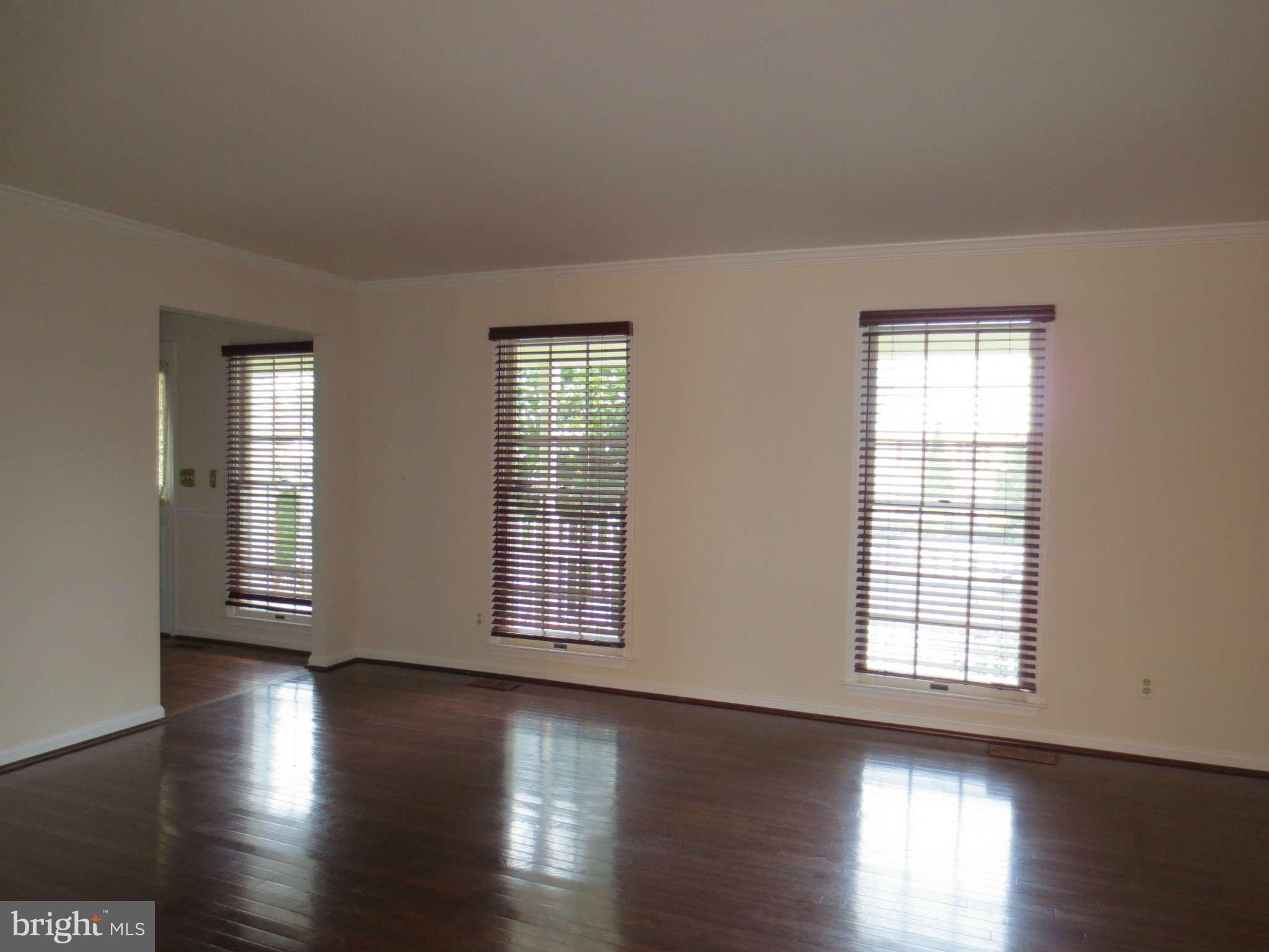 10 Burns Road Stafford, VA 22554 - Photo 4 of 30 Gleaming hardwoods in living room