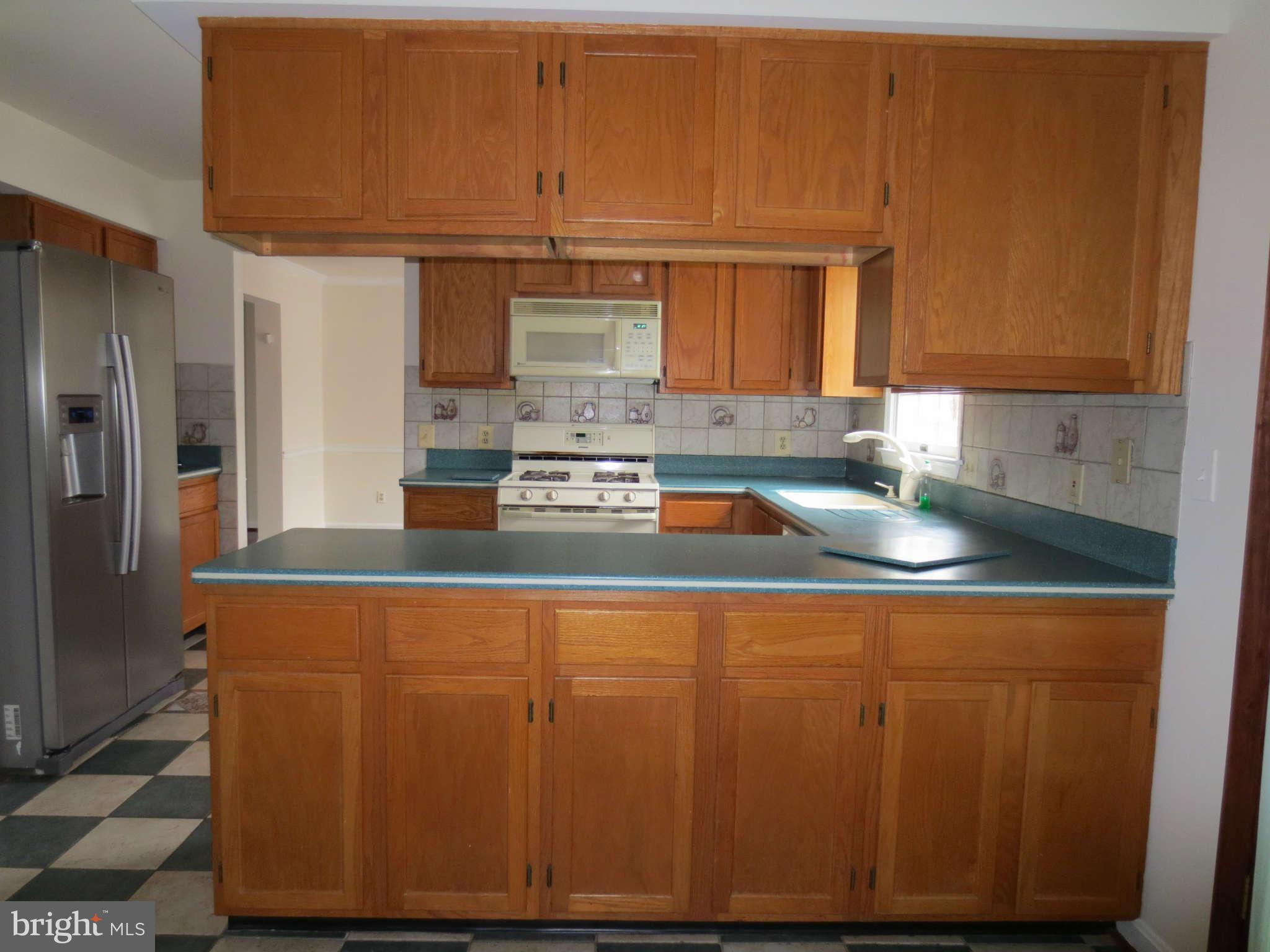 10 Burns Road Stafford, VA 22554 - Photo 8 of 30 Kitchen with American Woodmark cabinets