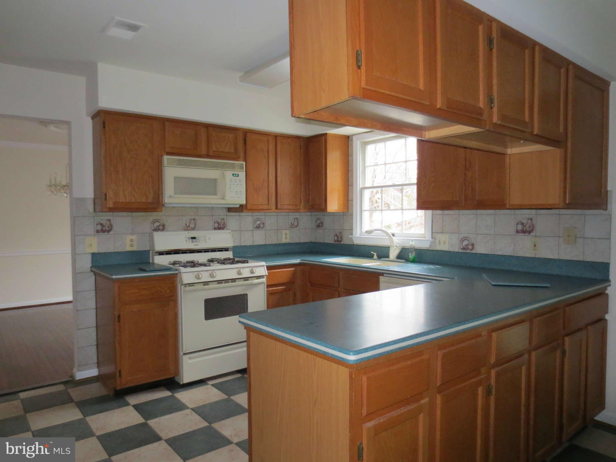 10 Burns Road Stafford, VA 22554 - Photo 9 of 30 Kitchen with ample counter space