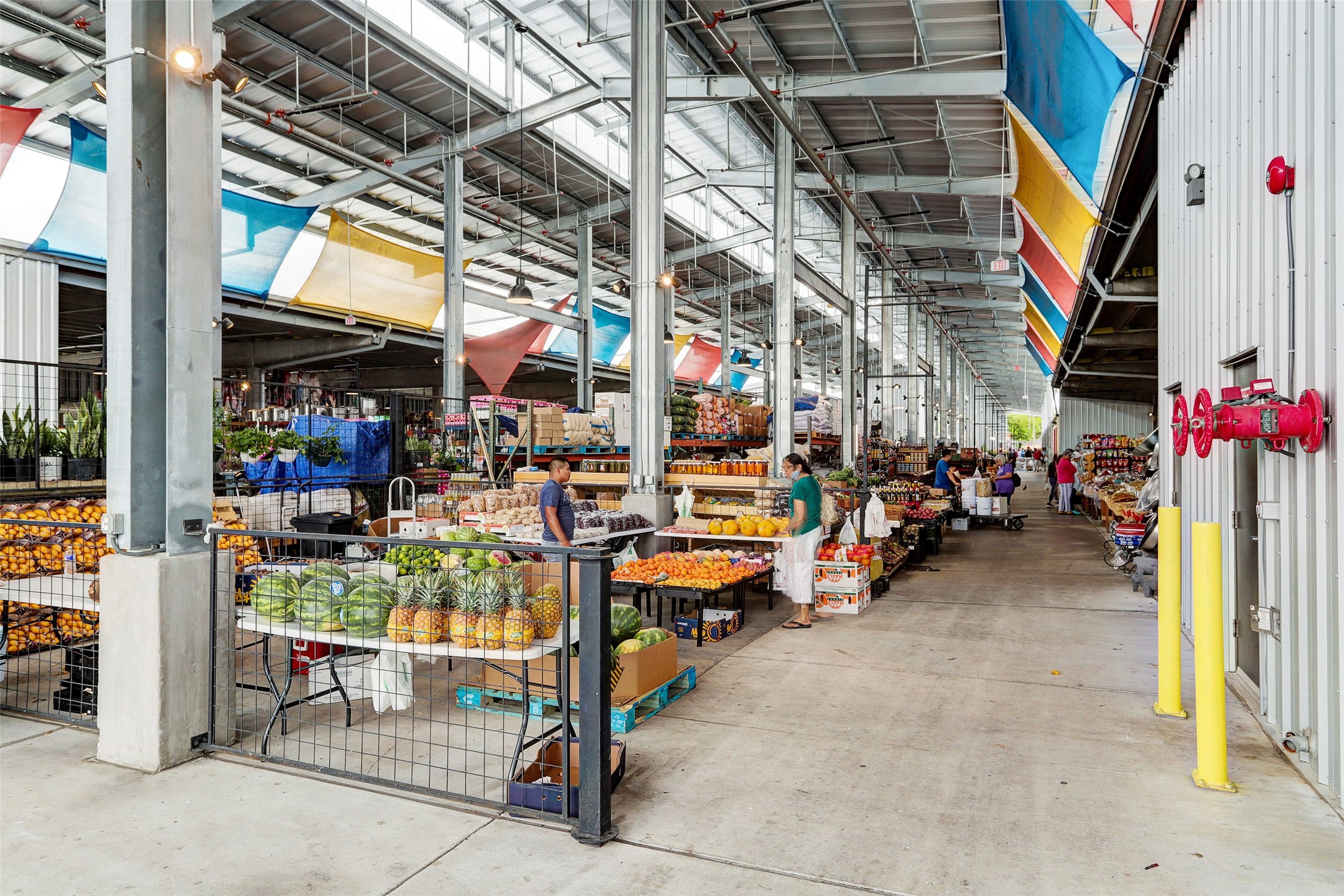 917 Moody Street Houston, TX 77009 - Photo 3 of 4 Enjoy seamless access to the historic Airline Farmers Market and a curated selection of Heights-area retail and dining. Experience the best of local flavors and boutique shopping just a short drive away.