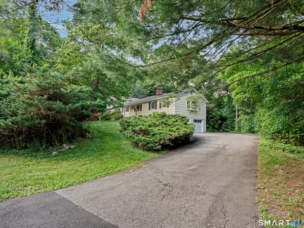 $995,000 | 15 Flat Rock Drive, Ridgefield, CT 06877