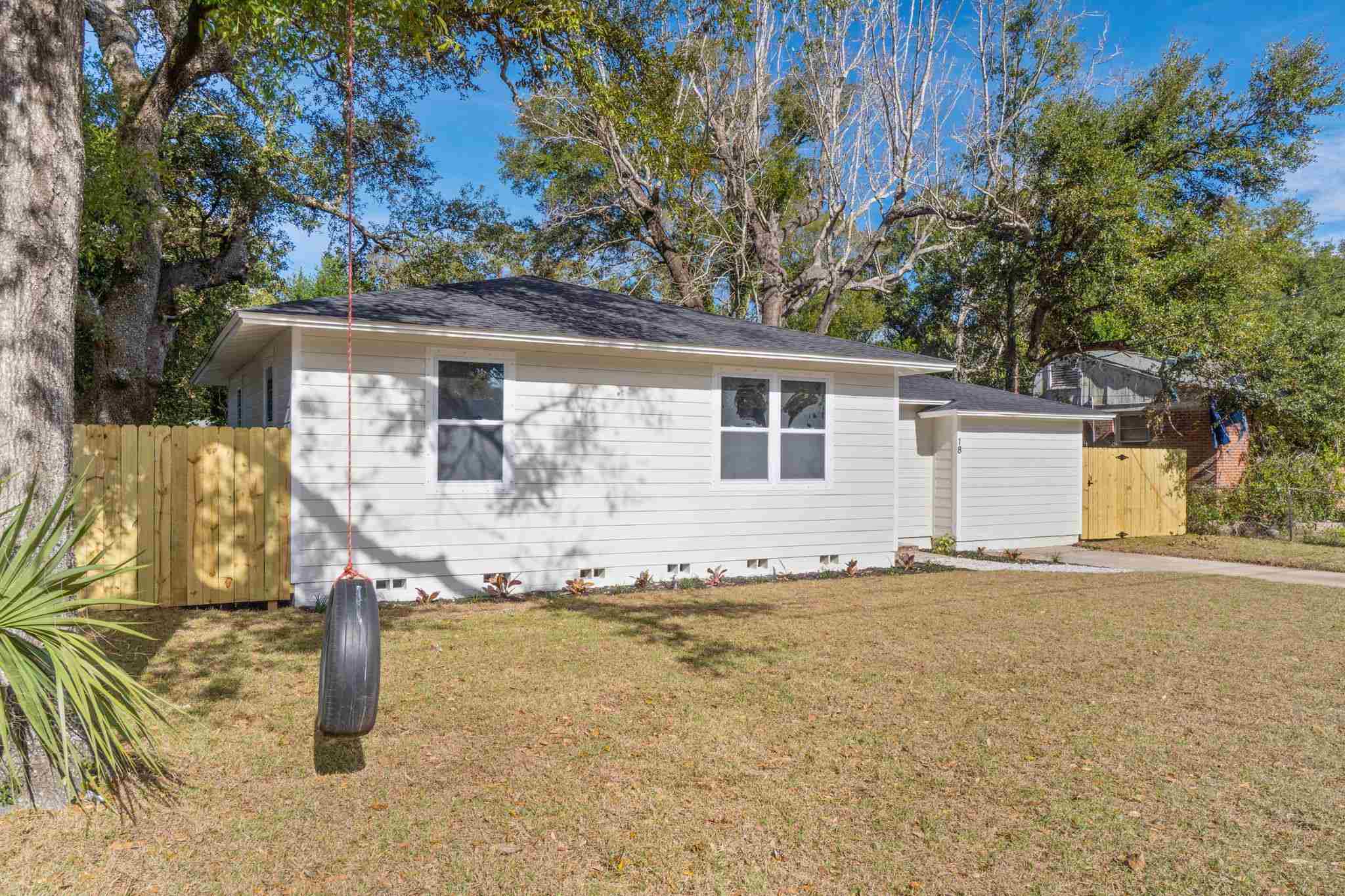 18 Milton Road Pensacola, FL 32507 - Photo 2 of 30