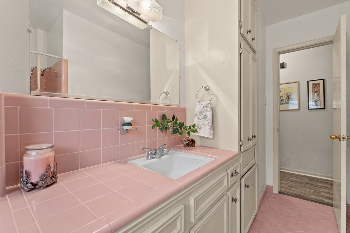11518 Mullins Drive Houston, TX 77035 - Photo 25 of 31 Bathroom lots of counter space.