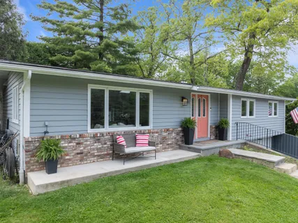 $825,000 | 860 Trails End Drive, Fontana, WI 53125