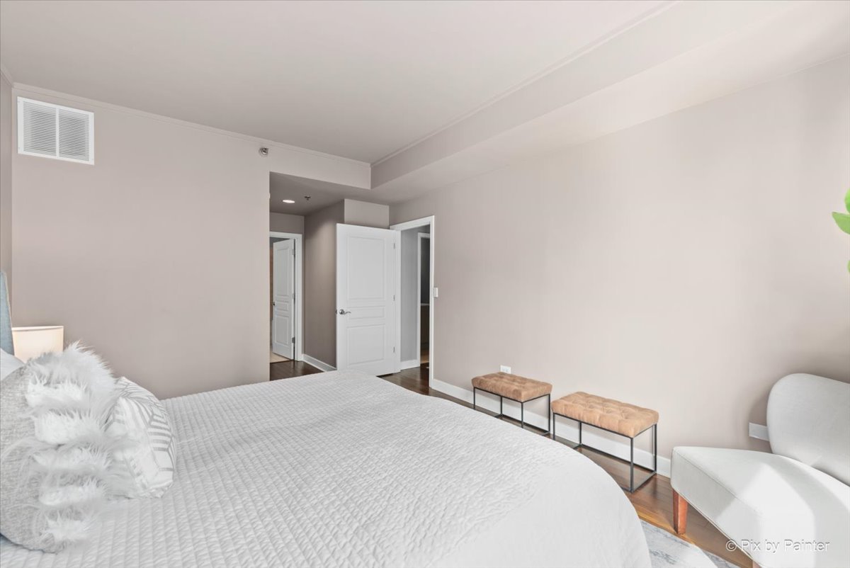 744 North Clark Street, Unit 705 Chicago, IL 60654 - Photo 17 of 31