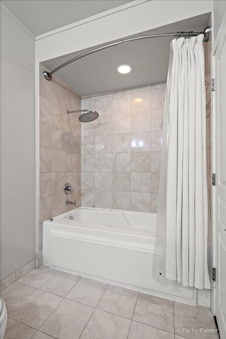 744 North Clark Street, Unit 705 Chicago, IL 60654 - Photo 19 of 31