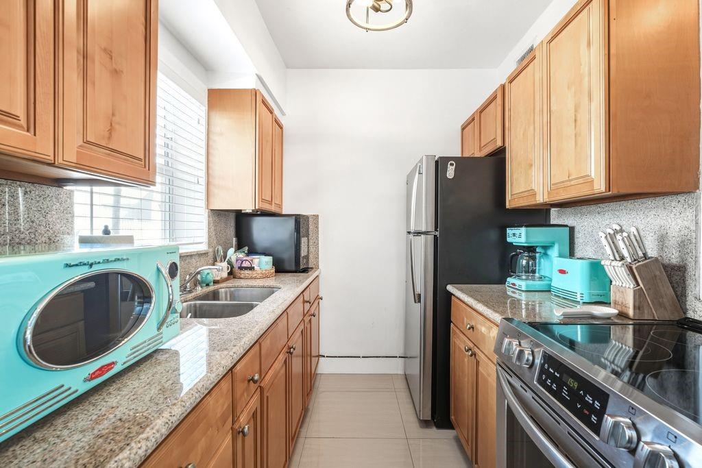 315 Van Buren Street, Unit 106B Hollywood, FL 33019 - Photo 5 of 14 Granite counters, stainless appliances