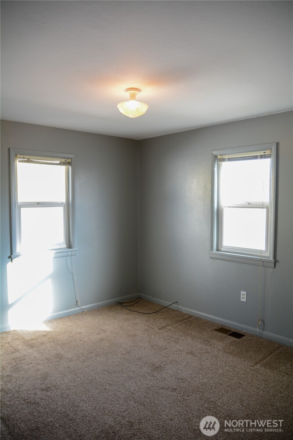 107 West 9th Avenue Ritzville, WA 99169 - Photo 15 of 26 an empty room with windows