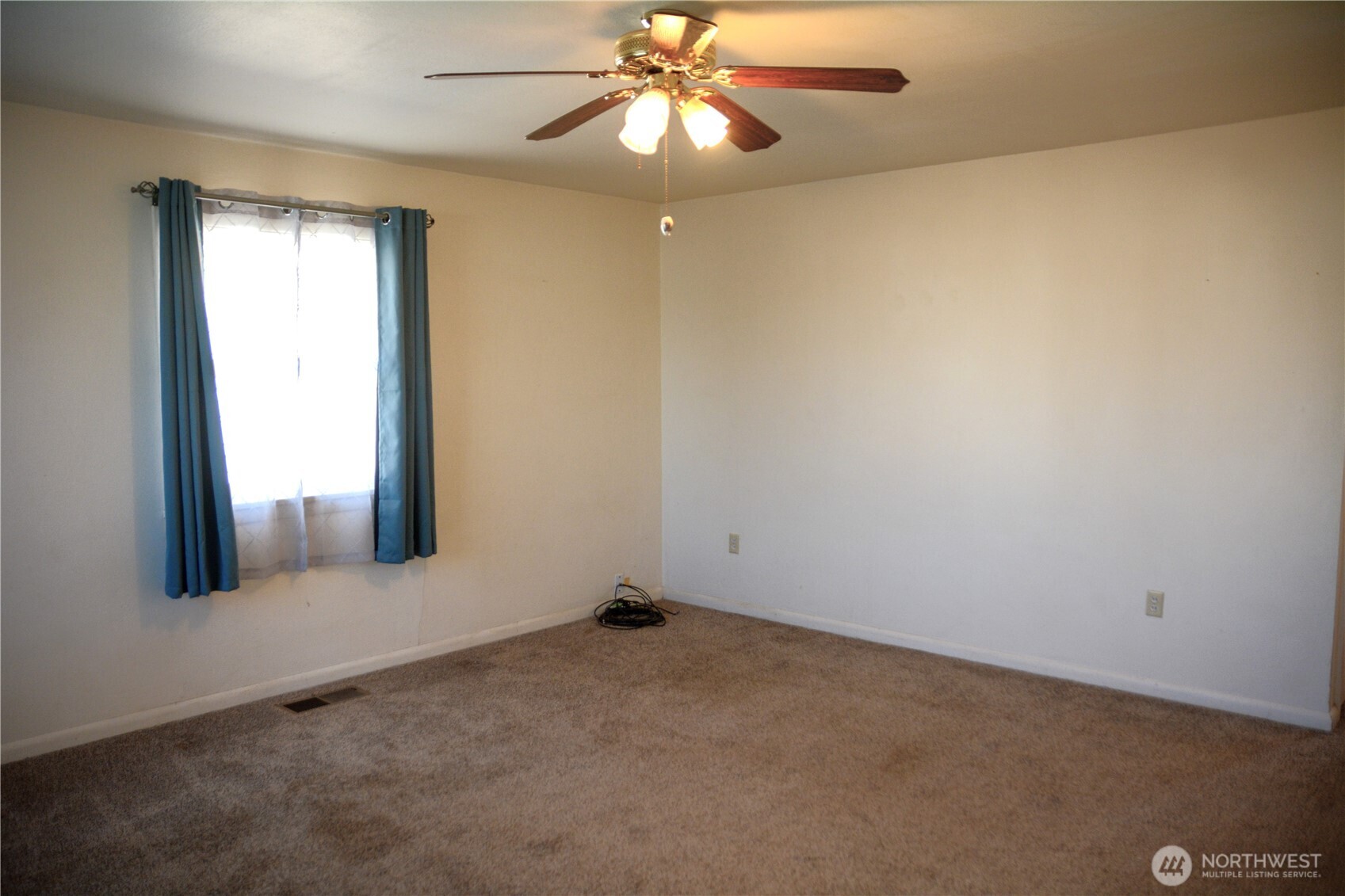 107 West 9th Avenue Ritzville, WA 99169 - Photo 2 of 26 an empty room with a window